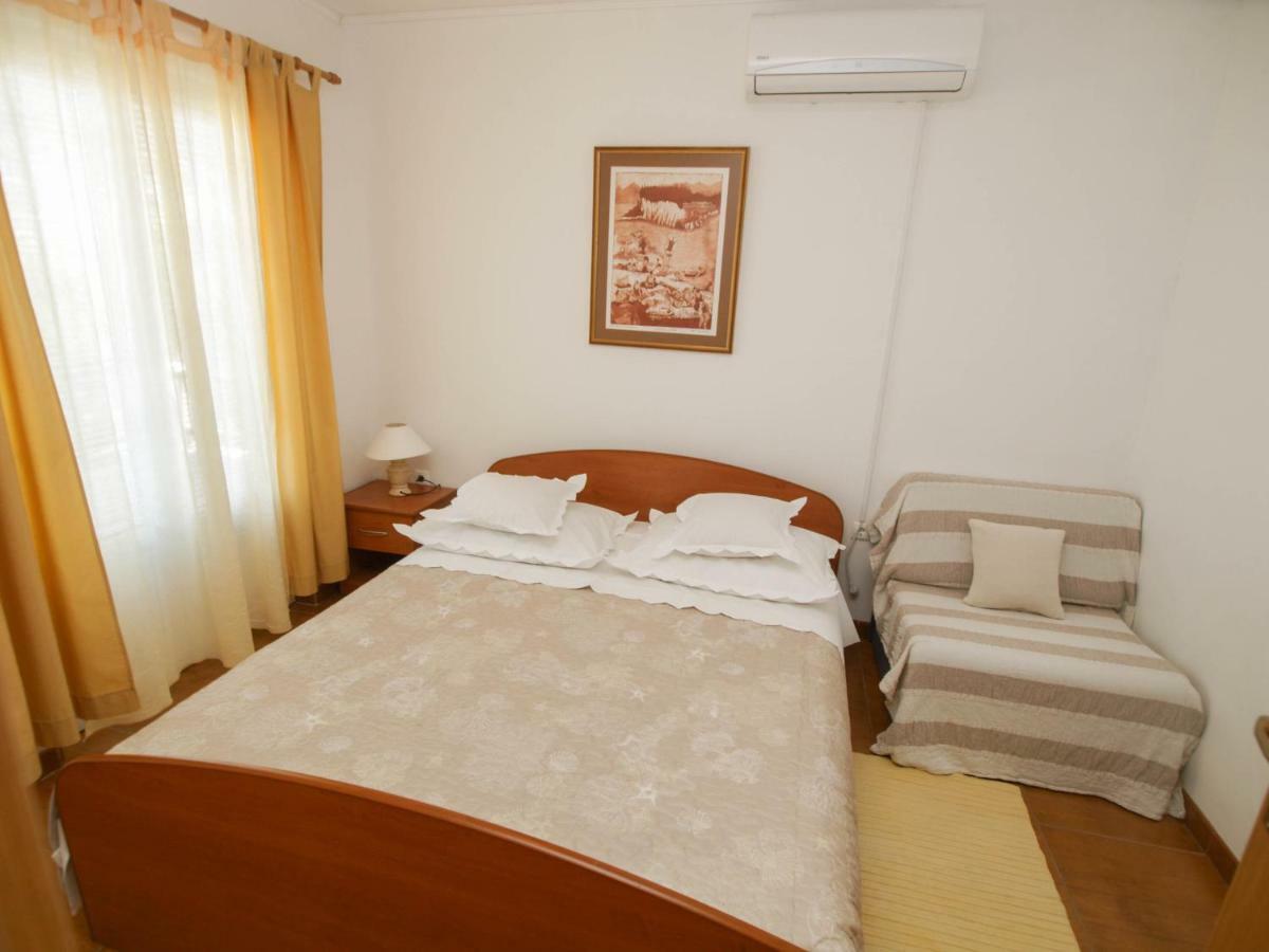 Apartments Jadranka Tucepi Bagian luar foto