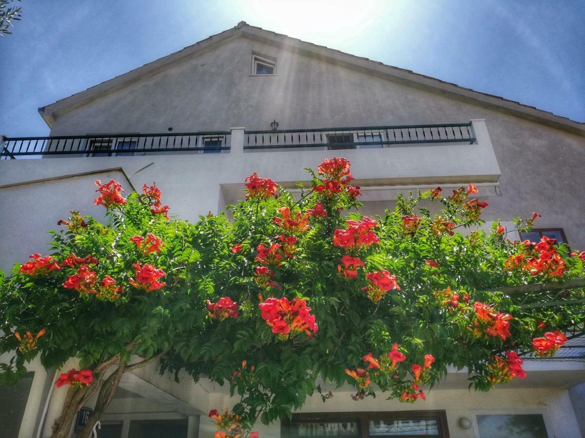 Apartments Jadranka Tucepi Bagian luar foto