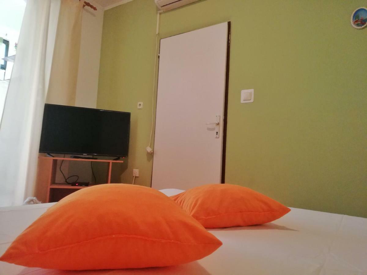 Apartments Jadranka Tucepi Bagian luar foto