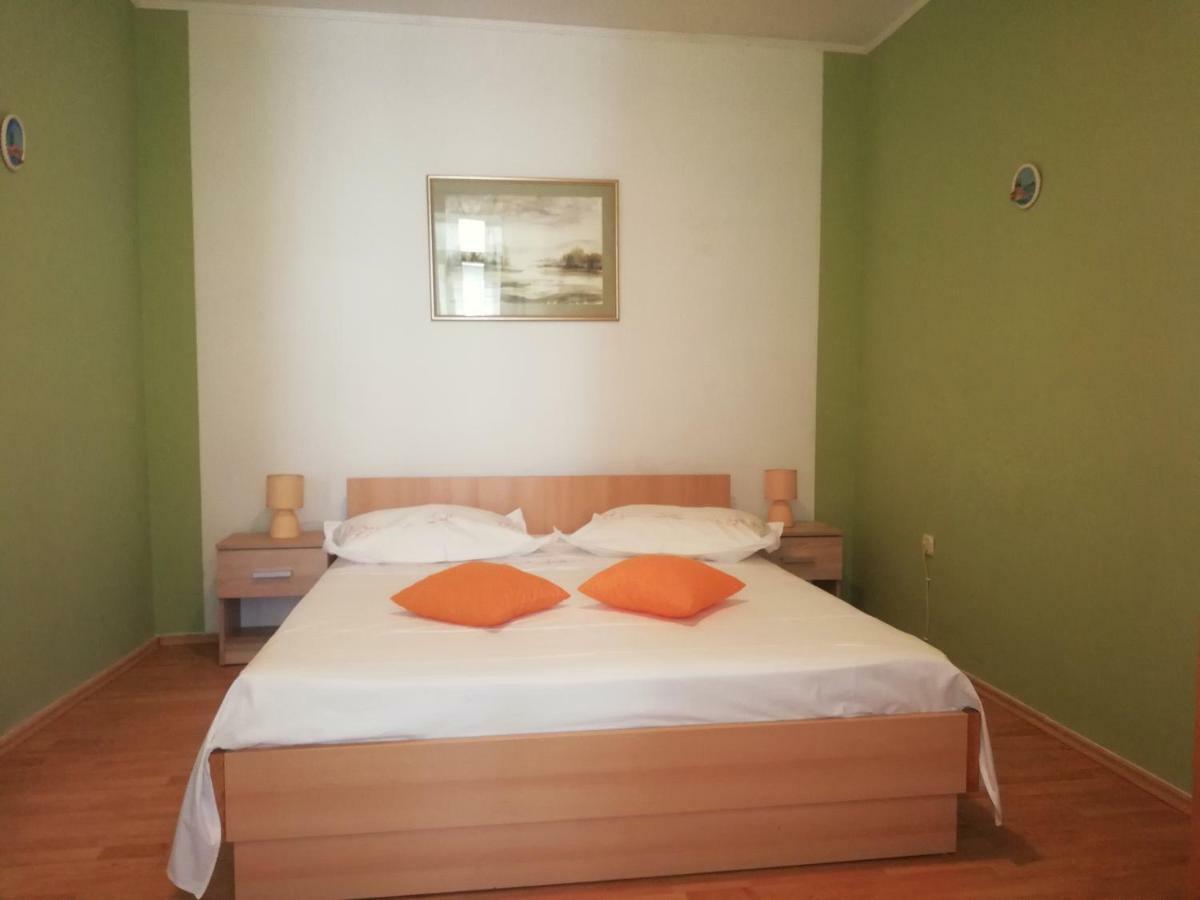 Apartments Jadranka Tucepi Bagian luar foto